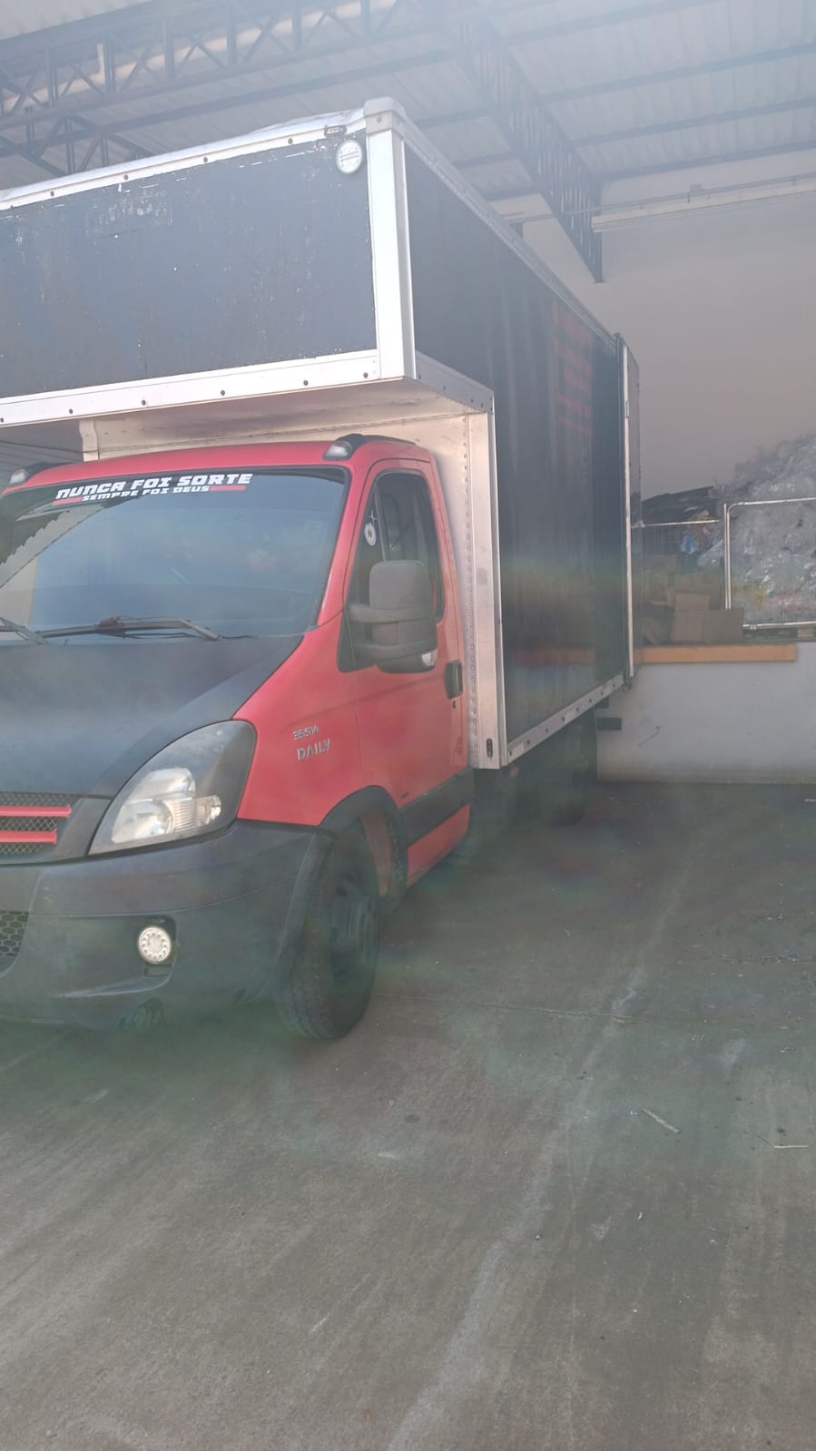 Caminhão RB Transportes pronto para o serviço